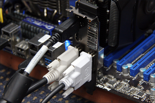 只需HD6850单卡就能实现三屏输出