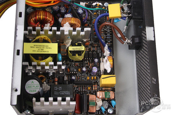 酷冷至尊雷霆加强版420W 内部结构