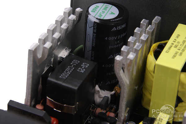 酷冷至尊雷霆加强版420W 主电容