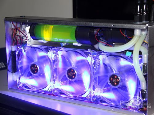 水冷箱通电效果图