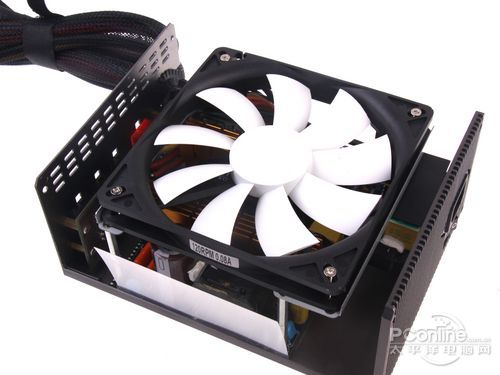 ●游戏悍将 魔尊GP600M奢侈版 内部风扇图 ●游戏悍将 魔尊GP600M奢侈版 内部风扇图