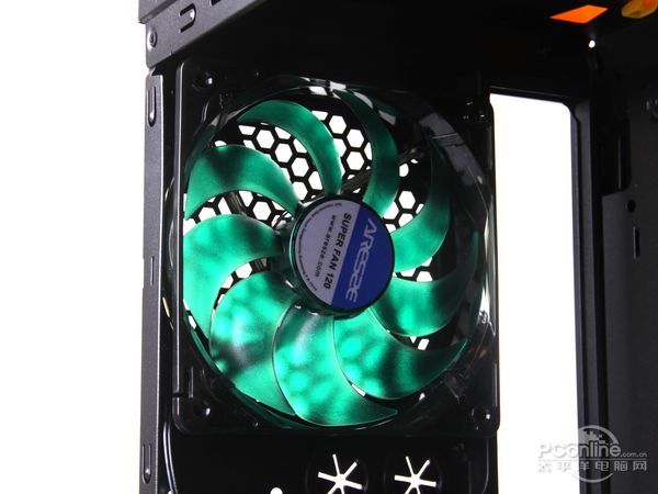 金河田 进化大黄蜂 背部风扇图 金河田 进化大黄蜂 背部风扇图