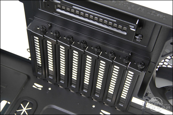 酷冷至尊HAF 925机箱 内部左侧图