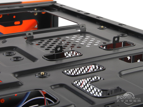 鑫谷战舰EVO托板背部硬盘位 鑫谷战舰EVO托板背部硬盘位