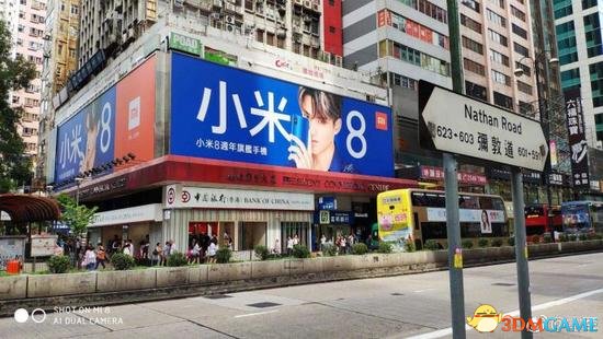 雷军晒香港街头照片：随处都是小米8和吴亦凡