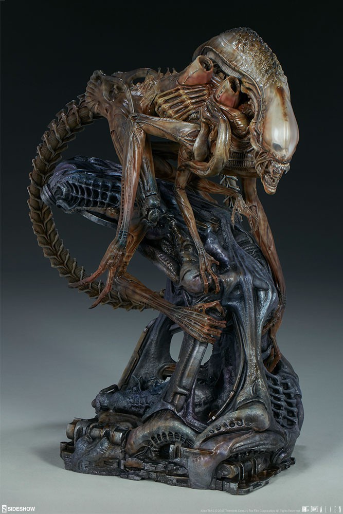 异形战士雕像面目狰狞形象逼真 雕塑售价6900元