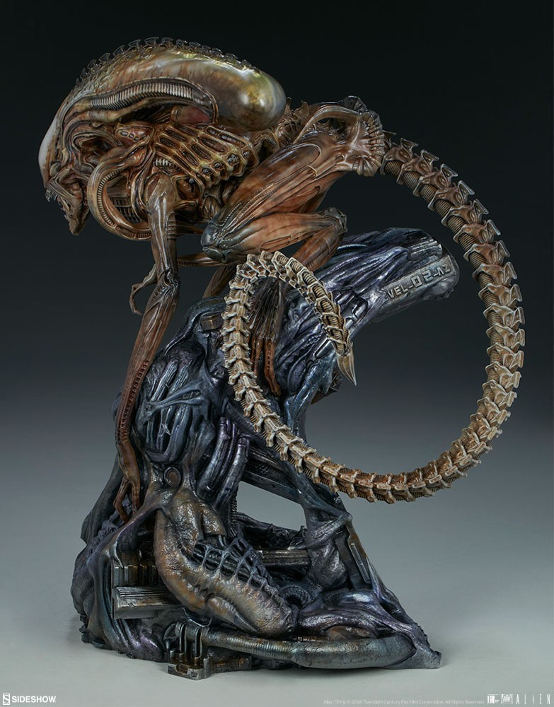 异形战士雕像面目狰狞形象逼真 雕塑售价6900元
