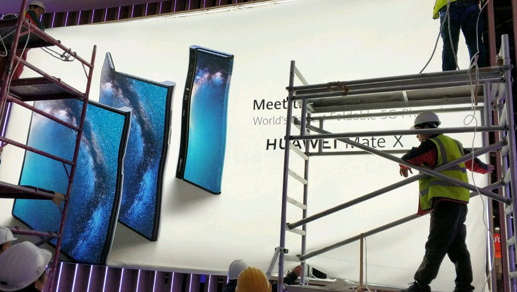 华为首款折屏手机Mate X宣传海报曝光：折法不太一样