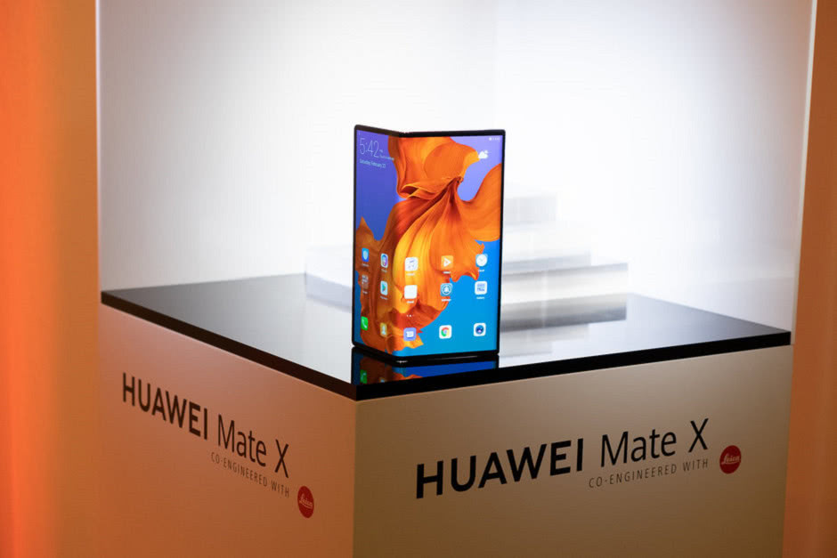 华为5G折叠屏手机MateX国行确定：售价或1万5