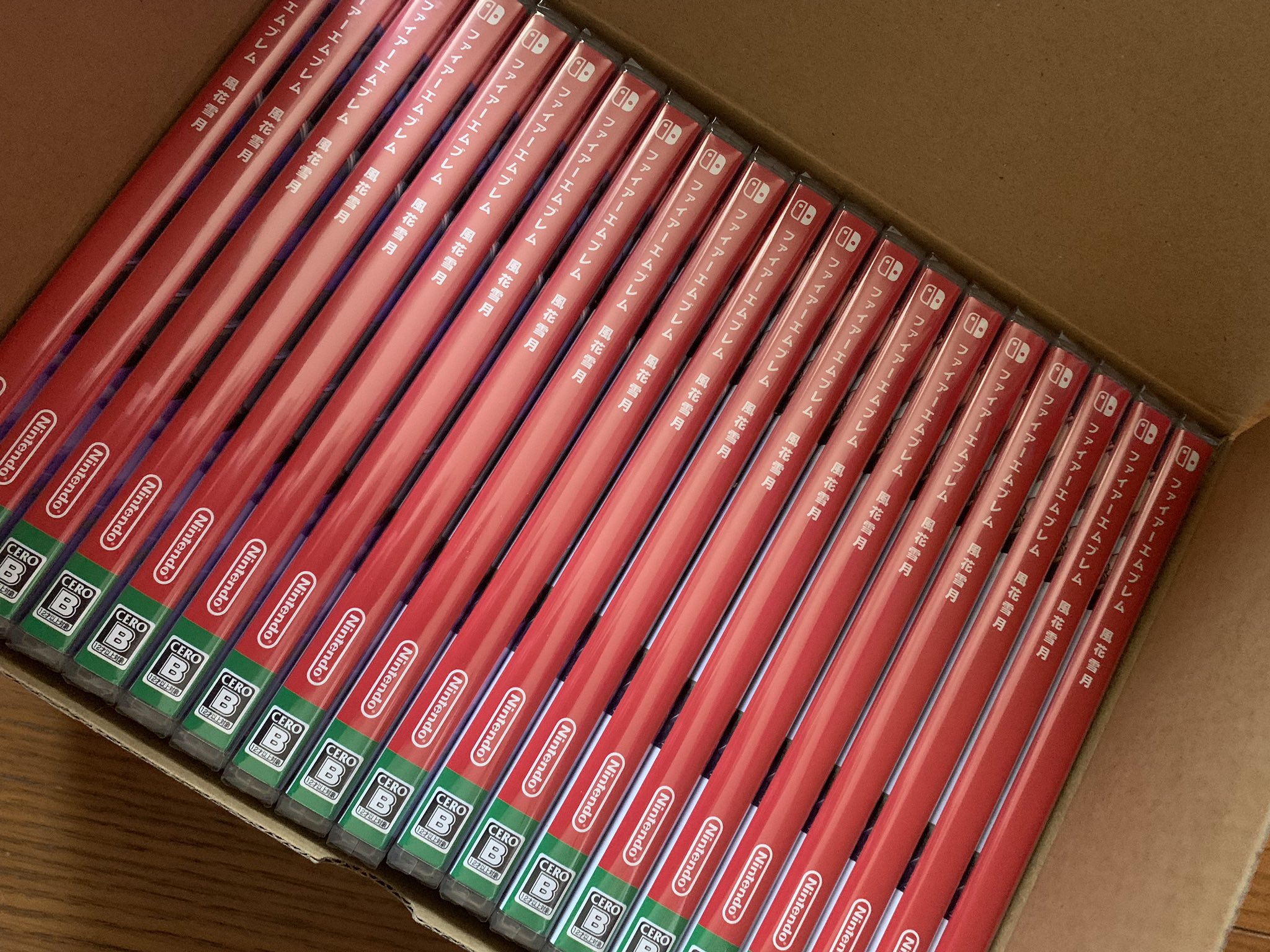 日本玩家亚马逊购买《风花雪月》 结果竟然收到了一整箱