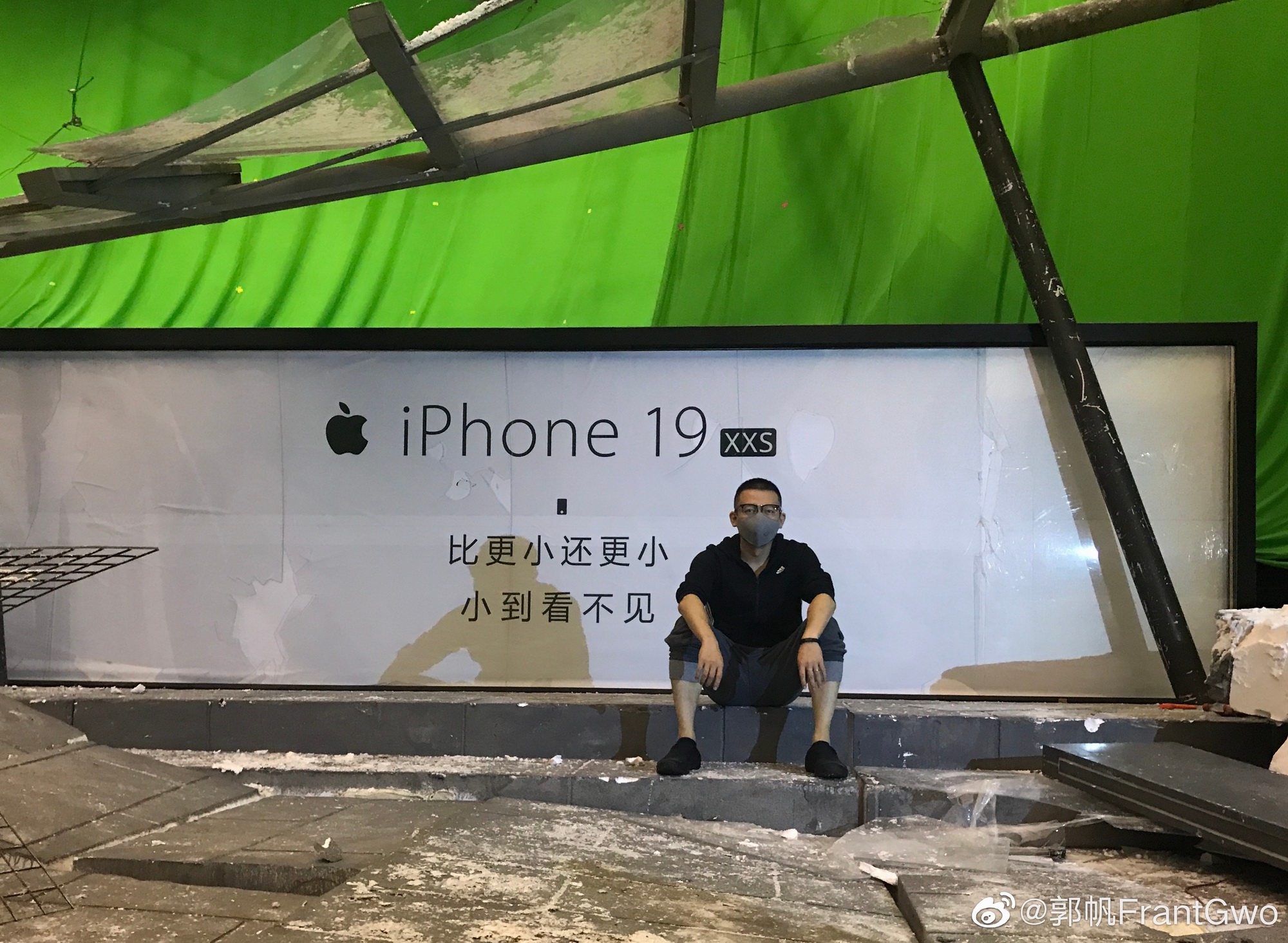 《流浪地球》导演郭帆晒“iPhone 19广告” 画面亮了