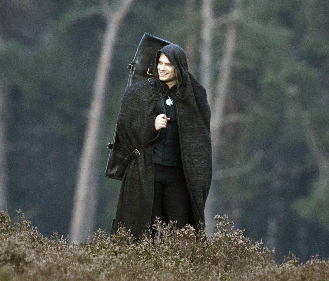 《巫师》第二季新片场照 “杰洛特”亨利·卡维尔现身