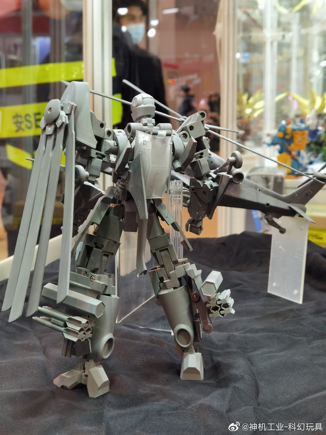国内厂商神机工业新品“武直10暗鸮”变形机器人模型 歼15正在准备中