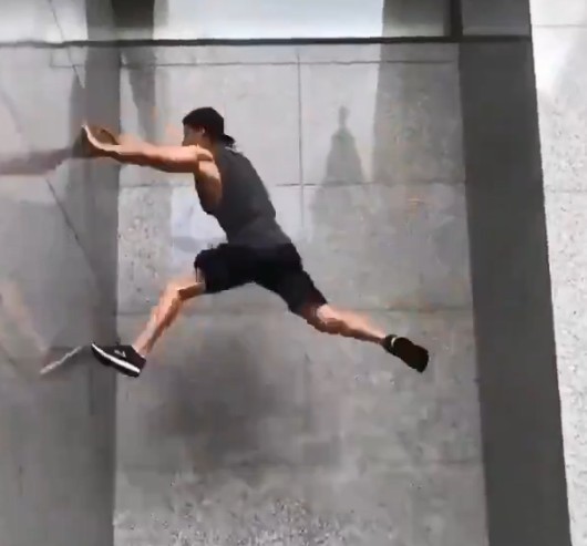 敏捷高玩演示现实蹬墙跳上高墙 网友惊叹马里奥经典动作有出处