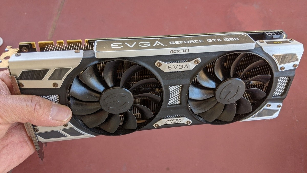 老外遛弯 在垃圾堆捡到i7/32GB/GTX1080台式机