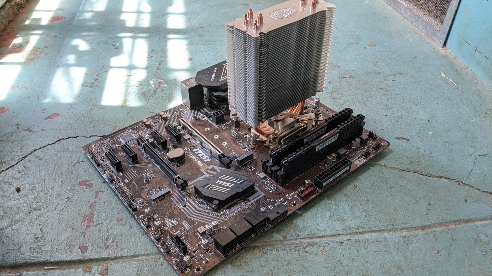 老外遛弯 在垃圾堆捡到i7/32GB/GTX1080台式机