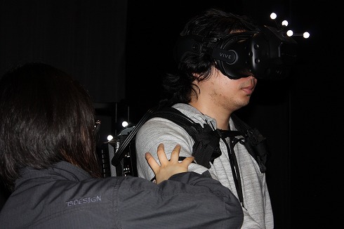 大阪环球乐园《怪猎》VR先行探秘 身披8公斤装备运动25分钟