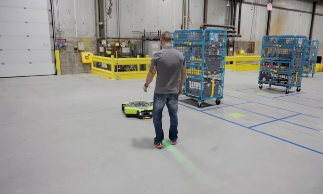 收购Kiva10年有成果 亚马逊公开展示完全自律仓库机器人