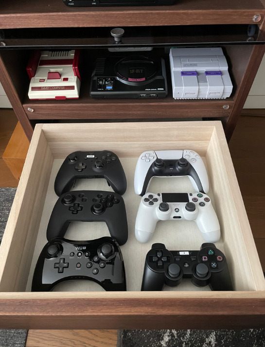 樱井政博展示游戏装备柜 多种游戏机摆放有序井井有条