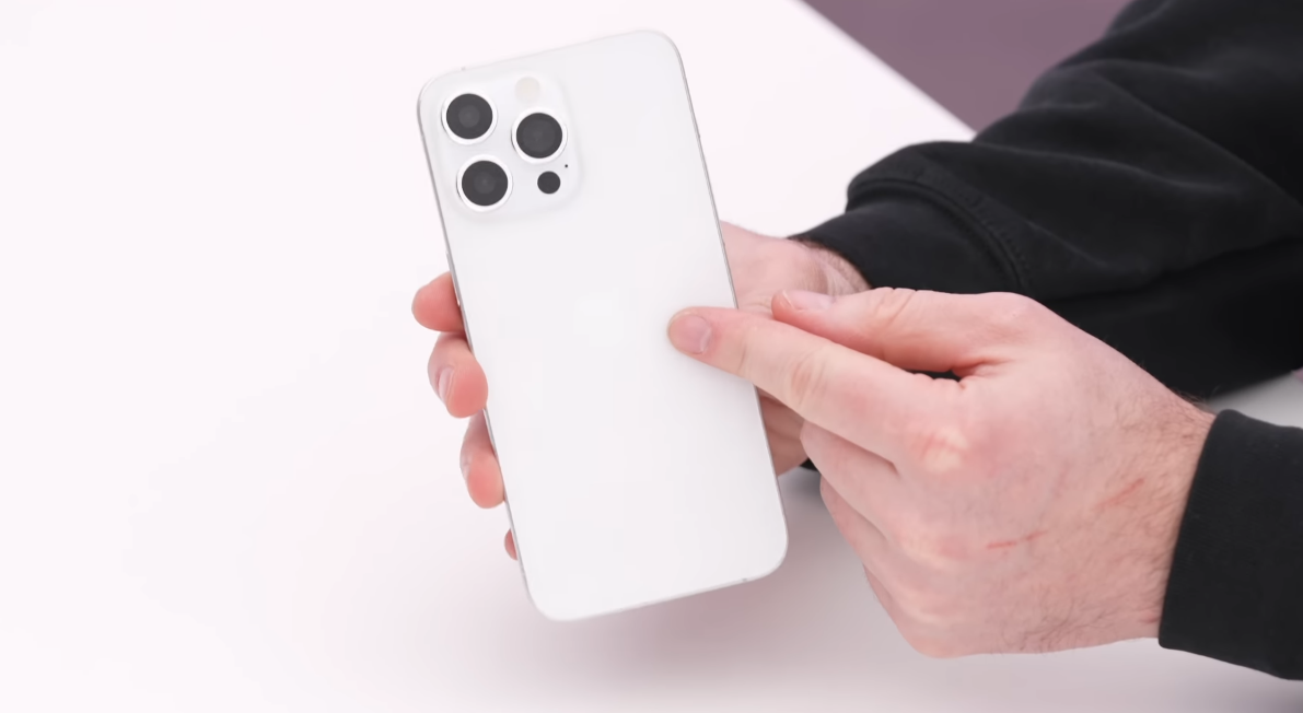 iPhone 15 Pro Max机模上手：超窄边框、Type-C接口