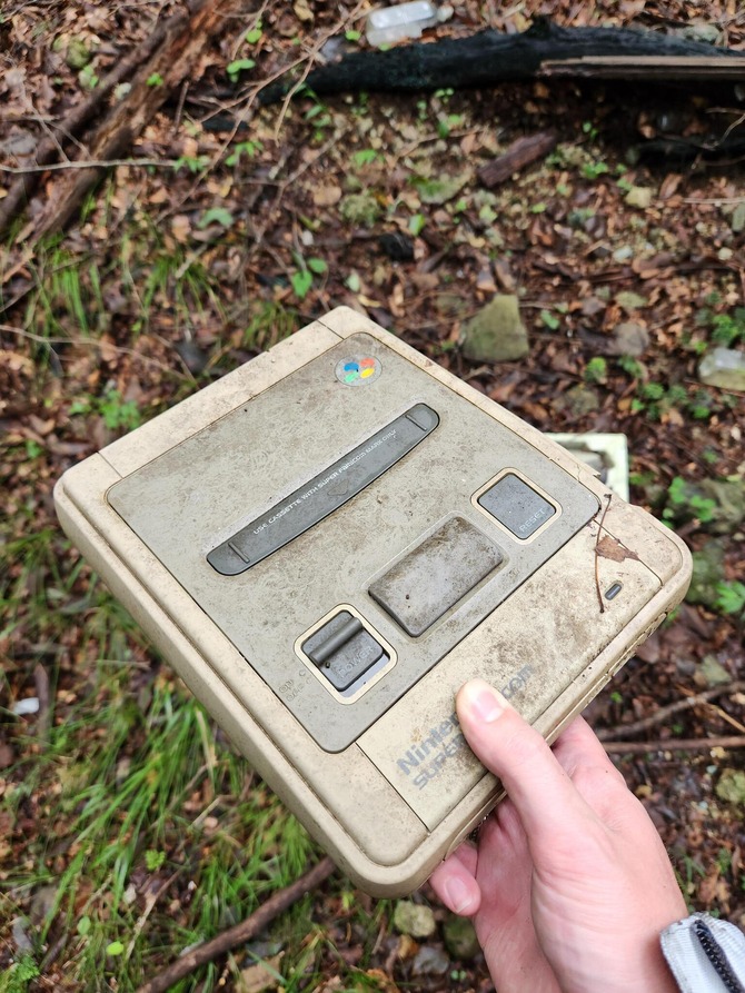 真寻宝之旅 玩家在山脚下捡到多款珍贵古早游戏机周边