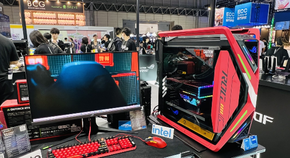华硕TGS展示最新联动 EVA二号机主题配件红艳至极