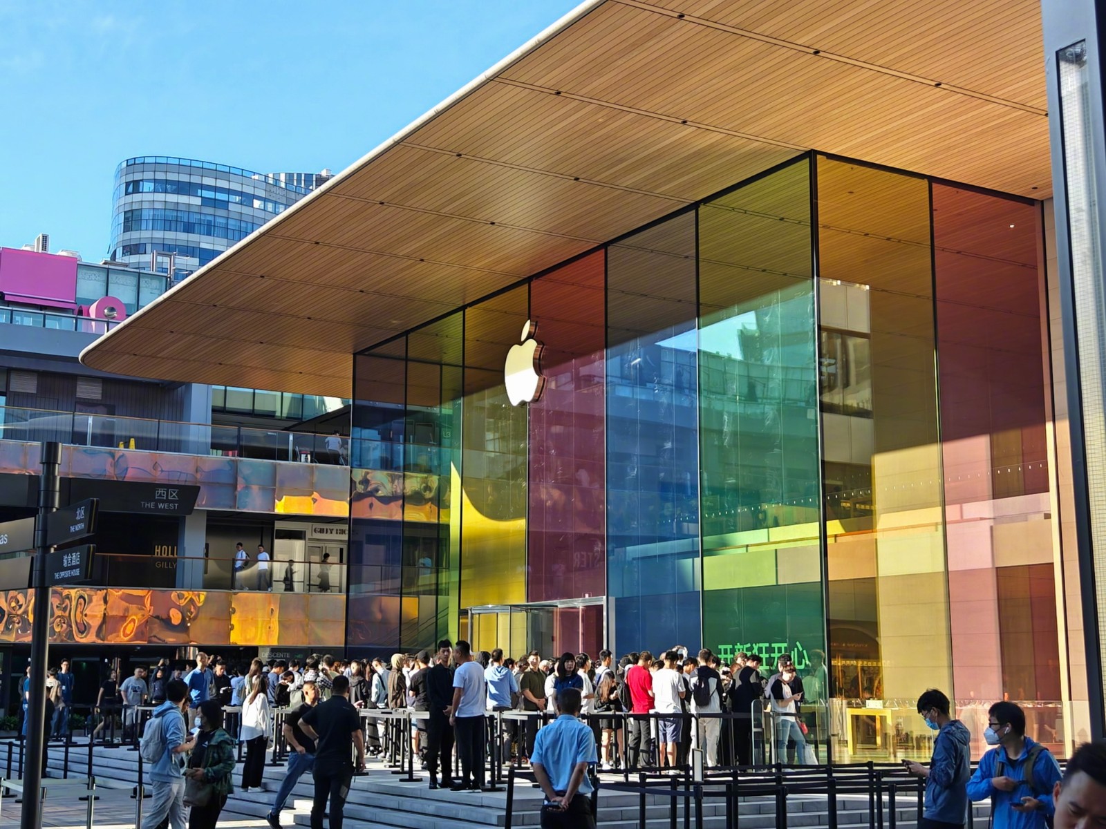 苹果iPhone15开售 北京上海店排长队！发售日破发