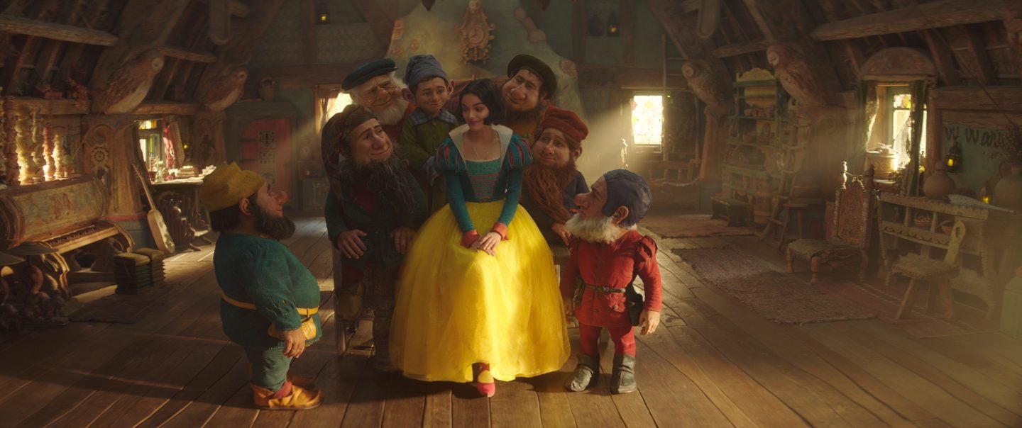 《白雪公主》真人电影首曝剧照 七个小矮人亮相