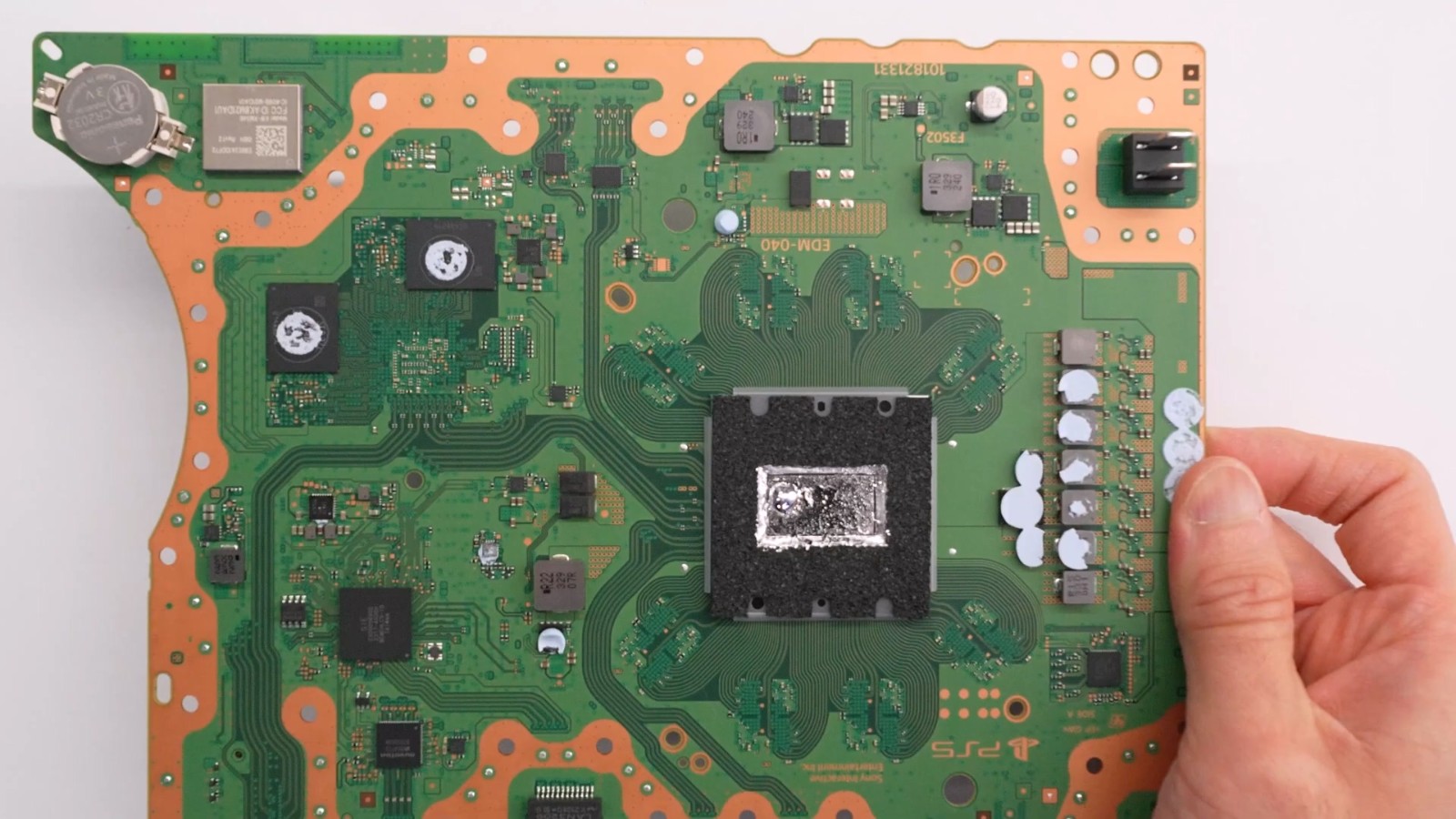 PS5 Slim首个拆解视频 温度、能耗比旧款都更高