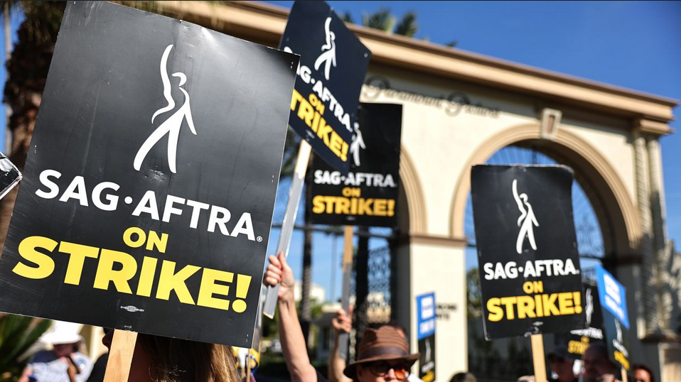 美国演员工会与制片厂达成临时协议 罢工结束