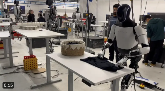 马斯克承认特斯拉机器人视频造假 目前不能自主叠衬衫