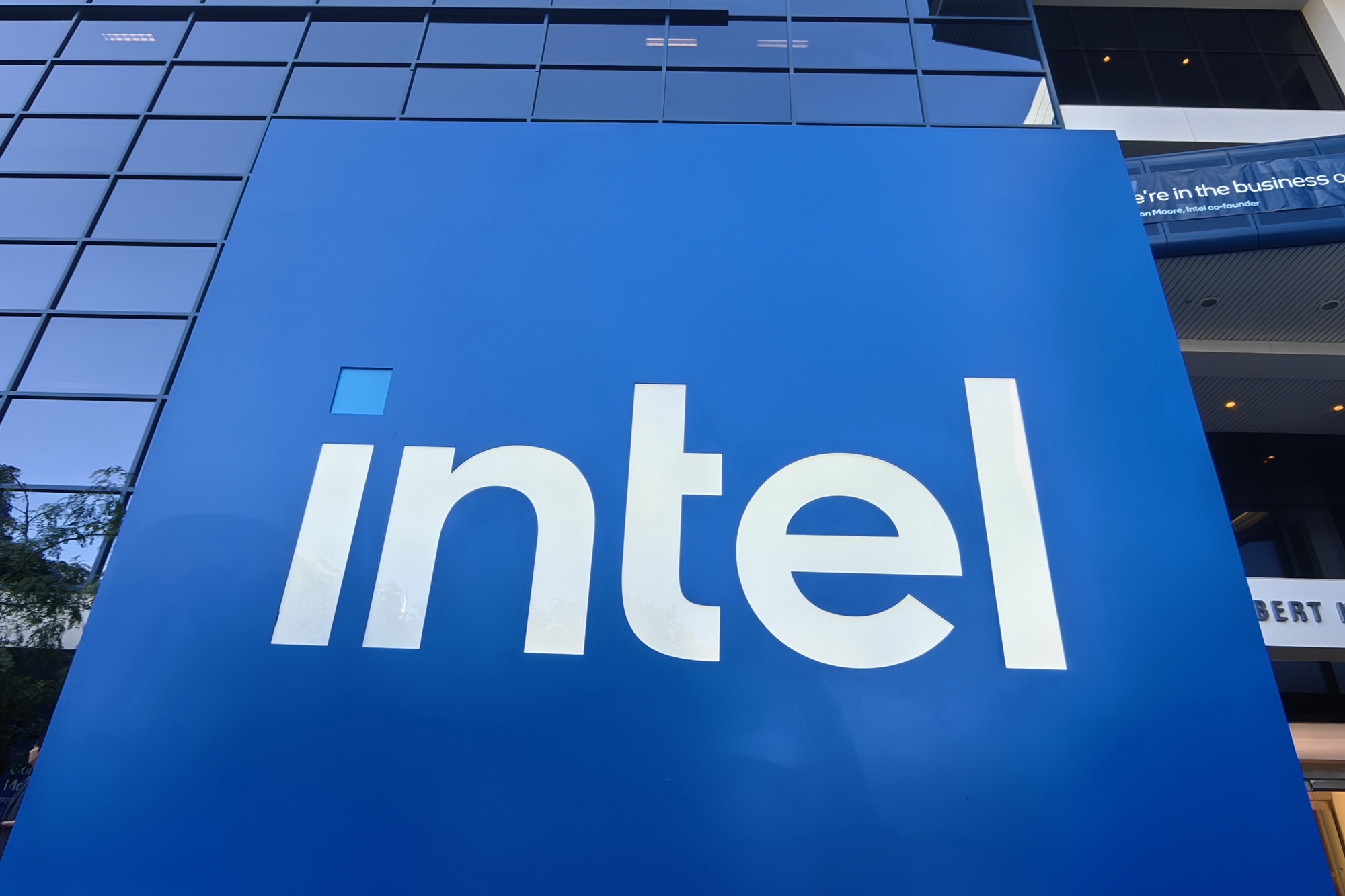Intel公开34个安全漏洞：其中涉及32款软件、2款固件