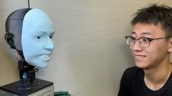 哥大团队开发人脸机器人 可照镜子自主模仿人类表情