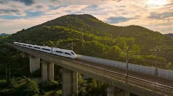 我国自研世界最快高铁年内下线 时速可达400公里