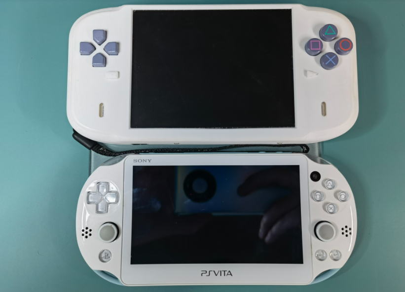 真正意义的PSP 高玩将PS游戏机魔改成可玩掌机大小