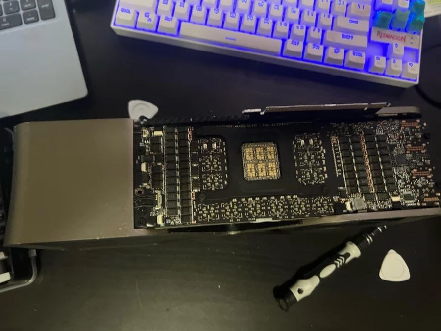 有人从垃圾中发现RTX4090Ti原型：巨大的四插槽设计