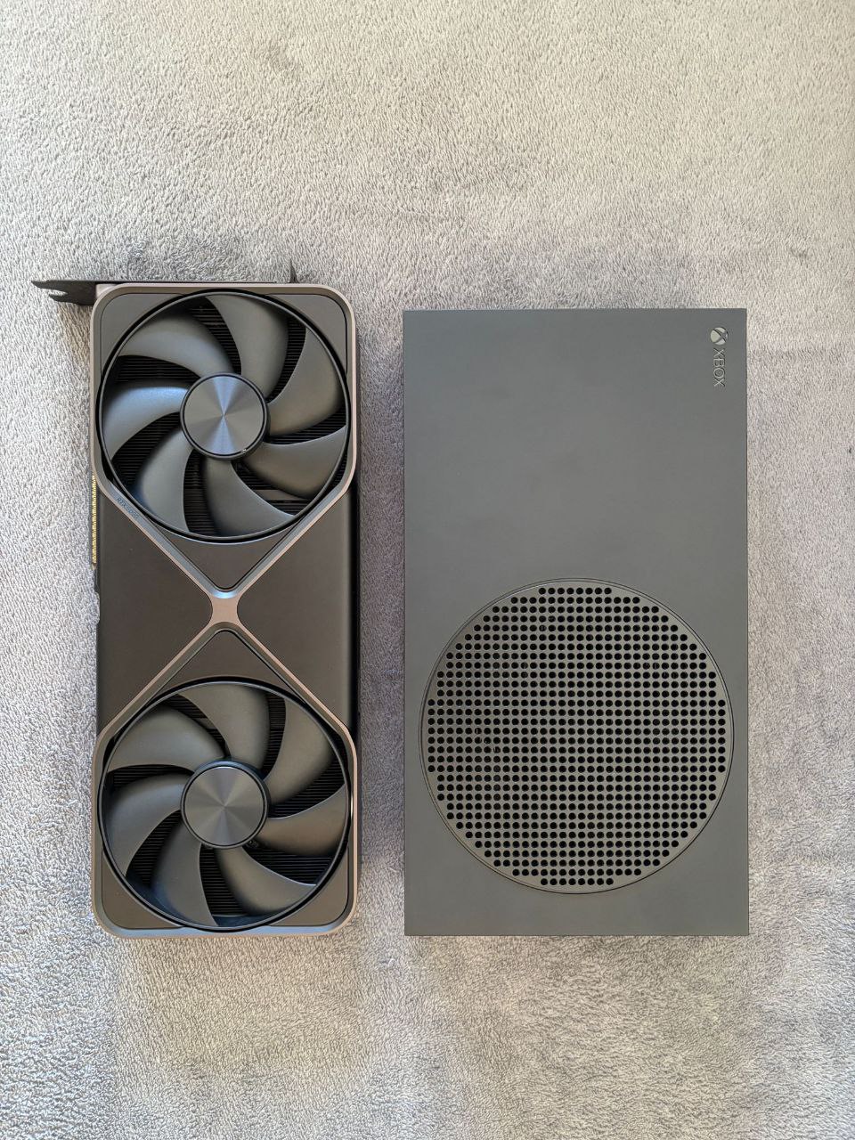 小了但更强了！RTX 5090和RTX 4090尺寸对比