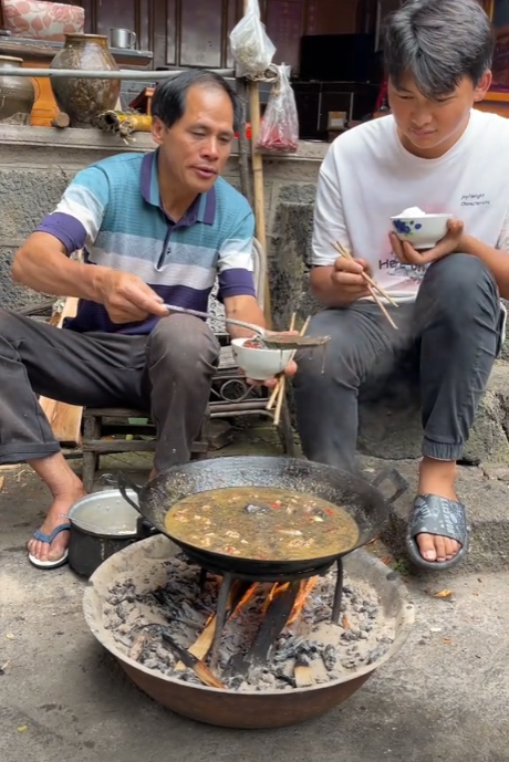 从“蛤蟆汉堡”到“人中黄”汤，“暗黑李子柒”都吃了哪些猎奇玩意？