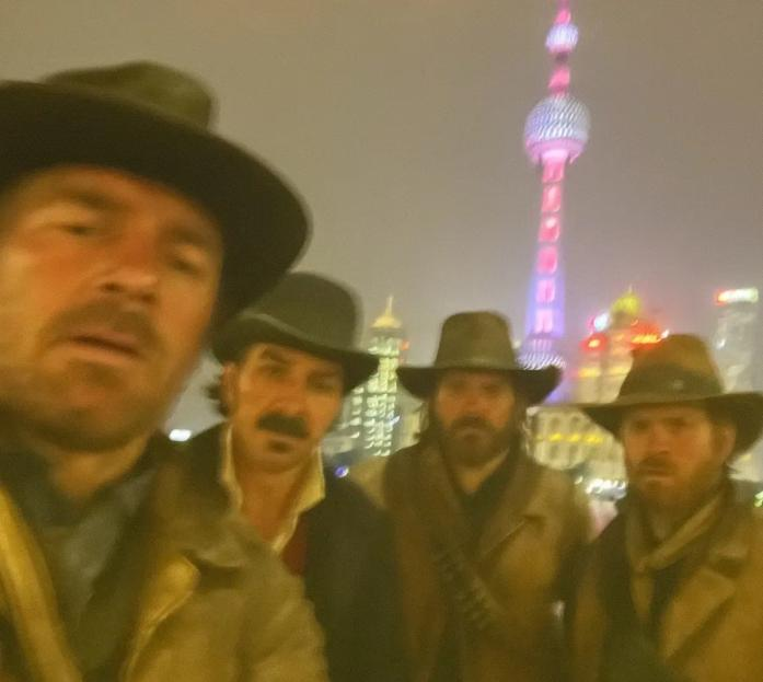 一觉醒来，怎么所有人都在上海外滩玩世纪大和解