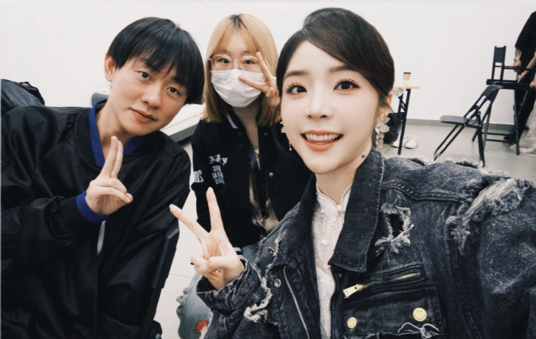 《英雄联盟》美女主持人晒选手合照 深情告别S15