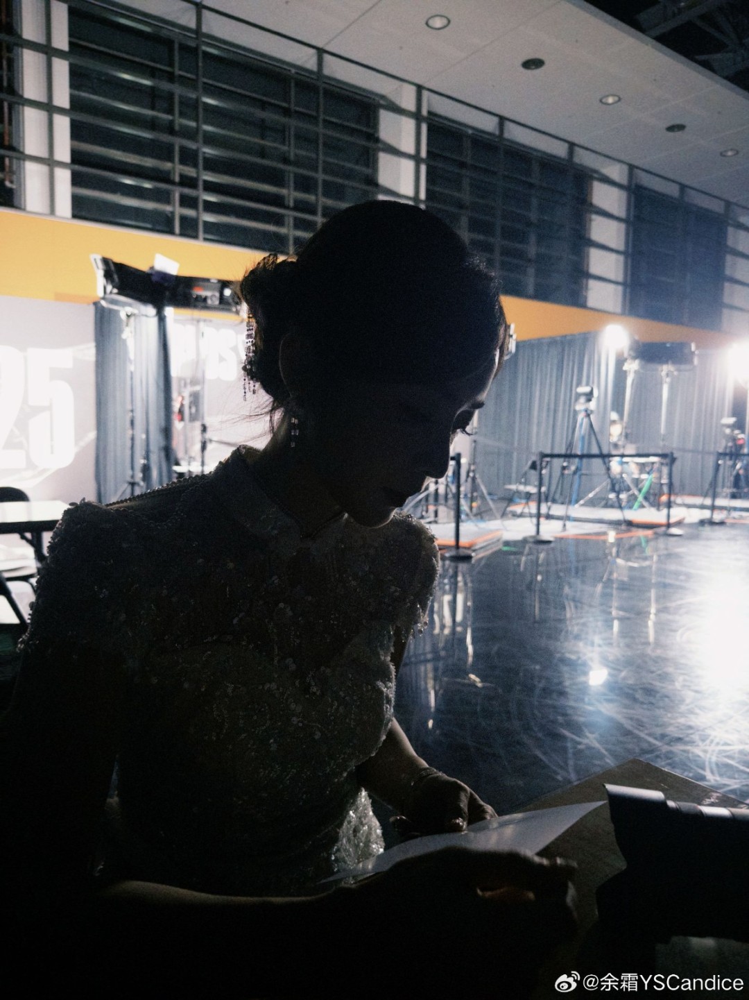 《英雄联盟》美女主持人晒选手合照 深情告别S15