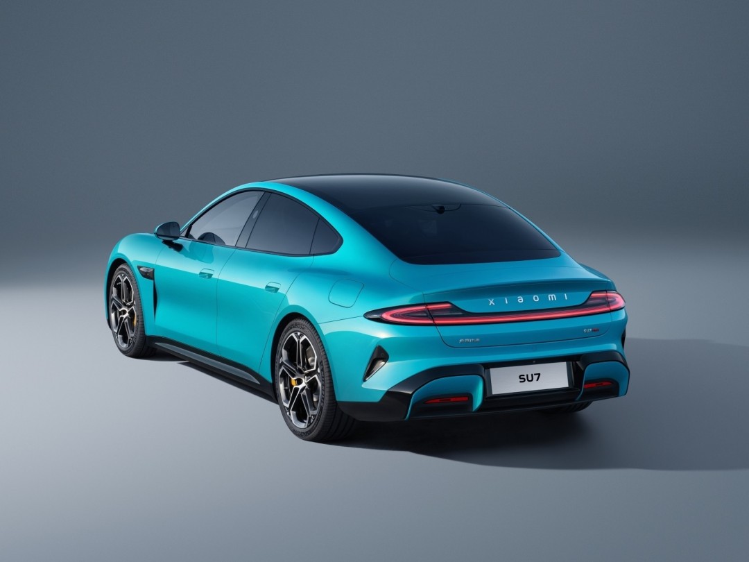 小米SU7改款配置大增 涨价万元!小米汽车客服回应