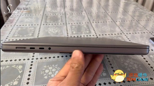 新MacBook Pro开箱照曝光：刘海略丑