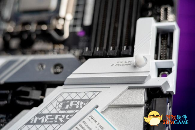 战斗萝莉同款竞装 华硕Z690吹雪主板颜值性能兼备