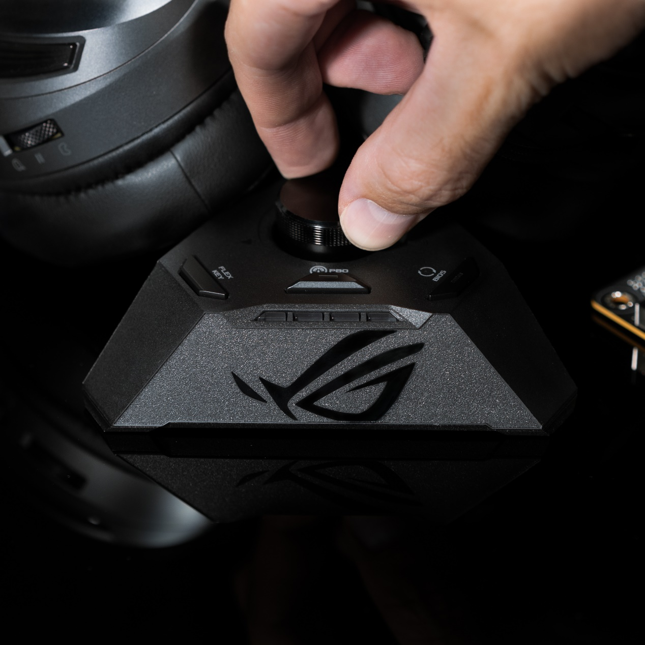 华硕X670E主板5力之巅 性能颜值两开花