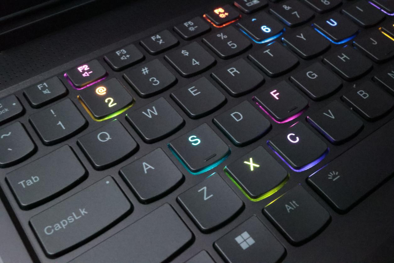 联想拯救者R9000K 2022 超威卓越平台游戏本体验评测：超高性能与颜值双双在线