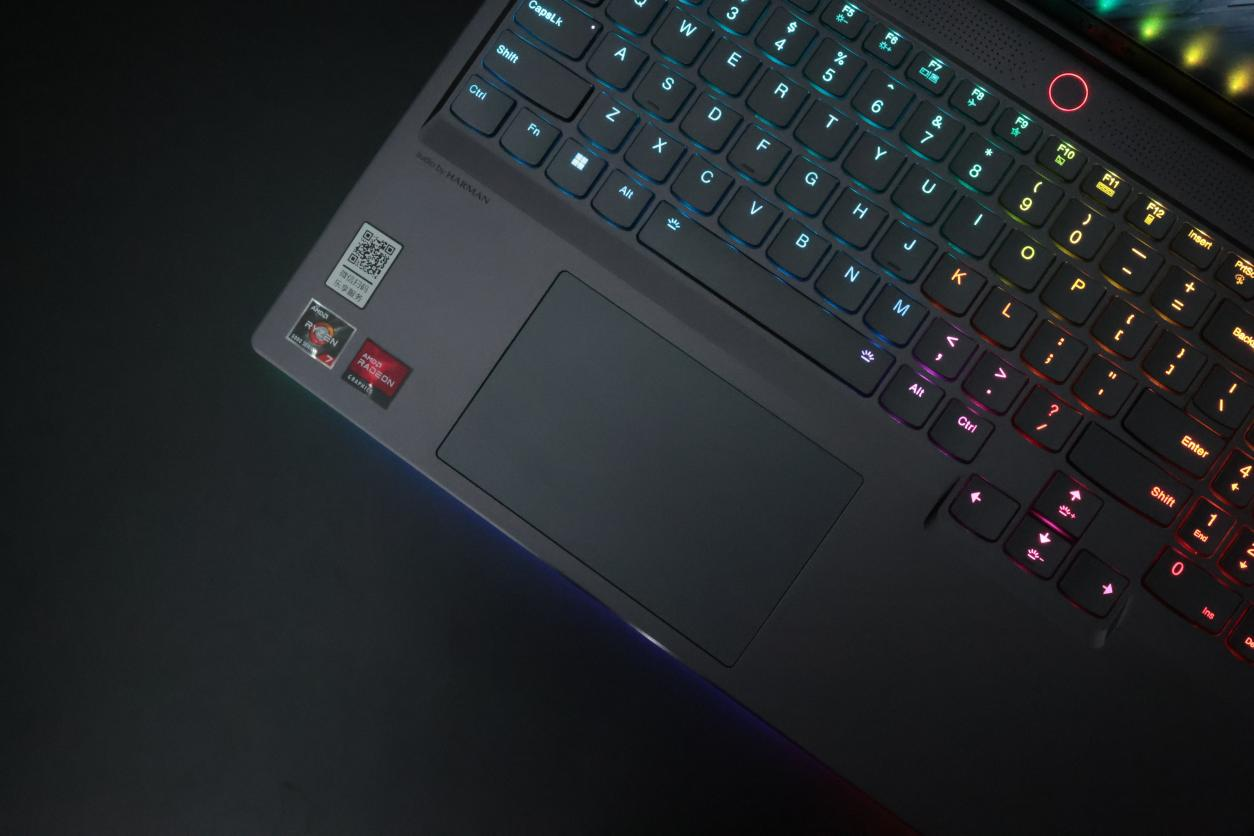 联想拯救者R9000K 2022 超威卓越平台游戏本体验评测：超高性能与颜值双双在线