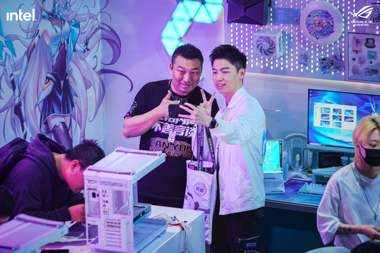 华硕BTF 2.0无线美学 天选背置主板闪耀2023 ROG DAY