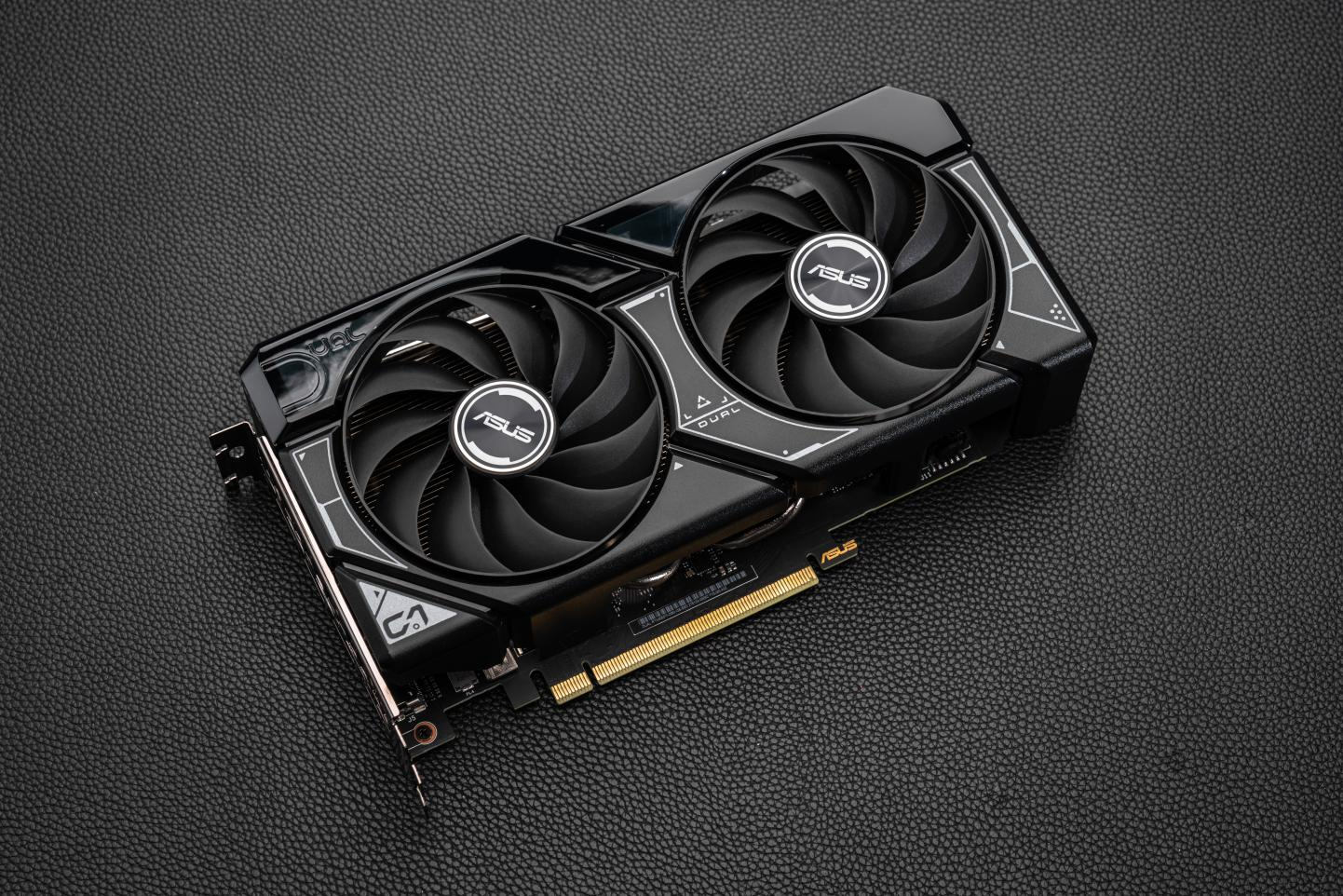 温度相当凉爽！华硕DUAL 4060Ti SSD可扩展M.2显卡