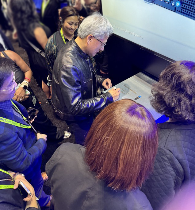 NVIDIA CEO黄仁勋见证华硕MGX系列GPU服务器超能时刻